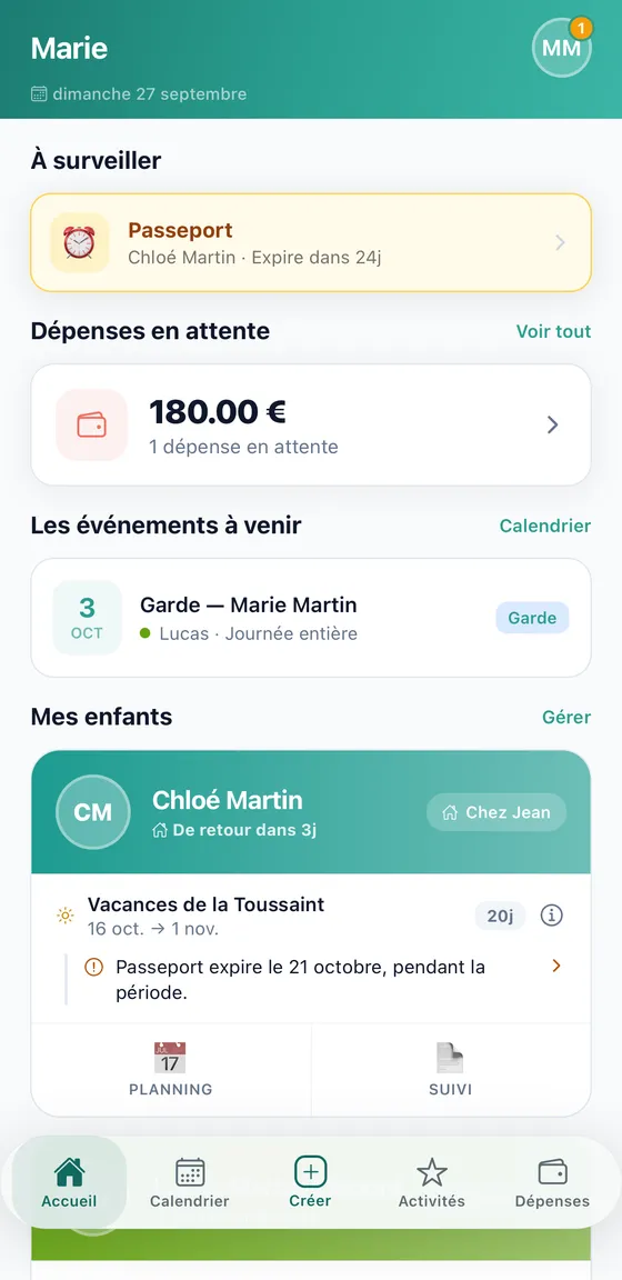 Tableau de bord de l'application : documents à surveiller, dépenses en attente, prochain événement et fiche de l'enfant.